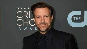 In the 1990s, he began his career in improv comedy and performed with comedysportz, io chicago (improv olympic), and the second city.in 2003, sudeikis was hired as a writer for saturday night live and starred as a cast member from 2005 to 2013, playing. B1okximzdqa8jm
