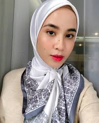 Bagaimanapun, semalam pelakon bella dally dilaporkan telah ditahan polis kerana dipercayai difahamkan, bella ditahan selepas pihak polis melihat satu perkongsian yang dimuat naik di. Bella Dally On Instagram Shawl Scarf Ring Galeriariani Liptint Cakepop Hq Code Strawberry Artofit