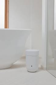 The finish is delicate, smooth to the touc. Badezimmer Abfallbehalter Touch Umbra Polypropylen Modern Mit Schwingdeckel