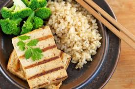 Otra de las formas de cocinar el tofu natural es dejándolo macerar durante, al menos, 24 horas. Como Hacer Tofu A La Plancha Facil
