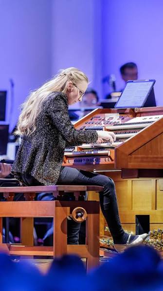 Anna Lapwood mesmerizes the audience at the @opusklassik Gala 2024 at the  @konzerthausberlin with her breathtaking organ performance of Hans Zimmer’s  excerpt from the Interstellar Suite, arranged by ...