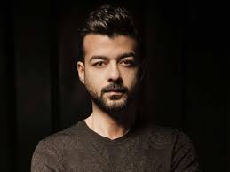 بدأ مشواره الفني ممثلا مع المخرج هيثم حقي، في مسلسل دائرة النار (1988)، ثم توالت مشاركاته في الأعمال الدرامية التي جسد فيها شخصيات مختلفة تتنوع ما بين الأدوار. ÙÙ‰ Ø¹ÙŠØ¯ Ù…ÙŠÙ„Ø§Ø¯Ù‡ Ø´Ø§Ù‡Ø¯ Ø£Ø´Ù‡Ø± Ø£ØºØ§Ù†Ù‰ Ù‡ÙŠØ«Ù… Ø´Ø§ÙƒØ± Ø¹ÙŠÙ†