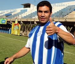 Ele era um dos principais jogadores das américas e estava no auge da carreira até que foi atingido por uma bala na cabeça. Former Paraguay Striker Salvador Cabanas Has Made His Professional Comeback 27 Months After Being Shot In The Head In A Striker Fitness Inspiration Mexico City