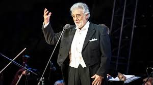 A győri filharmonikusokat eugene kohn vezényli a győri dunakapu téren. Placido Domingo Ingyenes Koncertet Ad Gyorben Magyar Narancs