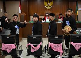 Delpedro Cs Divonis Bebas dalam Kasus Penghasutan Demo Ricuh Agustus 2025 - LINGKAR