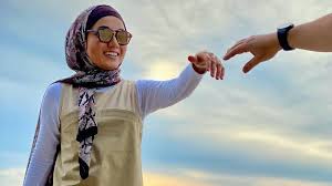 Setelah meneliti kandungan dan intipati buku tersebut secara tekun, saya turut terkesan. Tangan Lelaki Manakah Itu Mawar Karim Berteka Teki Dengan Netizen Kosmo Digital