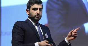 1979 yılında i̇stanbul'da hayata gelen bayraktar, 2018 yılı itibariyle 39 yaşında olmakta. Selcuk Bayraktar Kimdir Kac Yasinda Nereli Baykar Teknik Muduru Selcuk Bayraktar Biyografisi Son Dakika Haberler