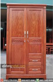 Lemari pakaian jati modern 3 pintu dibuat secara ahli dari kayu jati yang kokoh dan murni, menggunakan teknik tradisional dan tradisional dari tukang kayu. Jual Lemari Pakaian Ukir Wilayah Blitar Murah Terpercaya