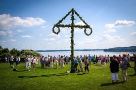 El solsticio de verano marca el principio del verano así como el apogeo de la energía positiva del sol. Embajada Esp En Suecia V Twitter Hoy Es En Suecia Midsommar El Dia De Solsticio Con El Dia Mas Largo Y La Noche Mas Corta Del Ano Tambien La Celebracion Mas Importante