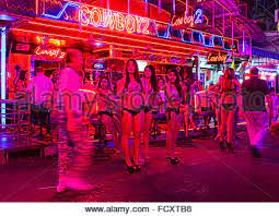 The other two are patpong and nana plaza, and you can safely say that soi cowboy is the calm and pleasant one of the three. Nachtleben Soi Cowboy Red Light District Madchen Draussen Bar Asoke Road Sukhumvit Bangkok Thailand Stockfotografie Alamy