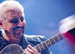 Find album reviews, stream songs, credits and award information for napule e': Flash Mob In Naples Piazza Del Plebiscito Pays Tribute To Singer Pino Daniele