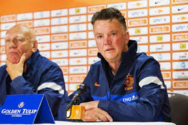 Hij is de tweede nederlander die voor de groep komt te staan bij. Van Gaal Stopt Als Bondscoach Na Wk Van 2014 Nrc