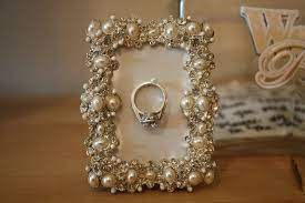 Jeulia wedding jewelry collection covers all jewelries for wedding, such as rings, necklaces, earrings, bracelets. Wedding Ring Frame Hanger Display Ide Ide Buatan Sendiri