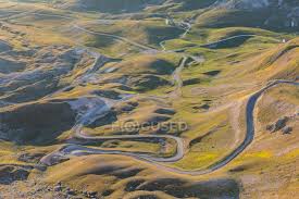 (redirected from gran sasso and monti della laga national park). Italien Abruzzo Gran Sasso E Monti Della Laga Nationalpark Kurvenreiche Strasse Auf Plateau Campo Imperatore Bei Sonnenaufgang Schlangenlinien Bergkette Stock Photo 177541536