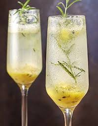 2 Cl Sinaasappelsap Met Pulp 10 Cl Spuitwater 4 Mangoblokjes Diepvries 0 5 Passievrucht 1 Tak Alcoholvrije Dranken Mocktails Cocktail Recepten Zonder Alcohol