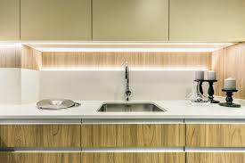 Cocina pequeña con encimera de madera y armarios blancos. Iluminacion Cocinas Luz Fria O Calida Para Cocina Coeco