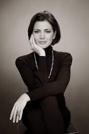 Previous Next Photography Poses Picture Description Couture Jewelry In 2021 Business Portrait Photography Professional Headshots Women Photography Poses Women