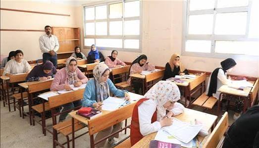 طلاب الثانوية العامة يؤدون امتحان الدور الثاني في اللغة الأجنبية الأولى - الوطن