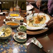 Menu makan malam yang sehat tidak hanya bermanfaat untuk mencukupi kebutuhan gizi, tapi juga membuat anda kenyang sehingga tidak makan ini merupakan kombinasi tepat dari menu makan malam untuk diet. Selesai Masa Nifas Siti Nurhaliza Masak Banyak Makanan Lezat Intip Menunya Semua Halaman Sajian Sedap