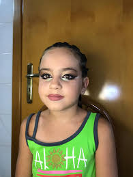 Brazilian colourful make-up. 🇧🇷 🪇💃🎊💛 Make-up ispirato alle tendenze e  alla cultura del Brasile. Questo stile di trucco è spesso caratterizzato da  colori vivaci, toni caldi e un aspetto luminoso e radioso,