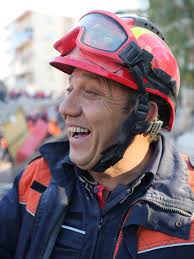 İzmir depreminde enkaz altından günler sonra sağ olarak çıkarılan elif bebeğin mutlu haberini alan ailesi elif bebeği kurtaran çalışanlar gözyaşlarına hakim olamadı. Elif Bebek Mucizesi 65 Saat Sonra Kurtarildi Iste O Anlar