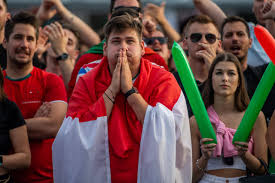 A maximum of 5,000 local fans wearing masks can return, with a limit of 30% per stadium in areas with the lowest alert level, such as valencia, galicia and the balearic islands. Ik3j26jeb3enum