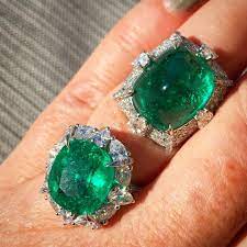 18 Carats Of Emerald Goodness From Valani Which Do You Like Better I M Leaning Towards The Sugarloaf Cabocho Amazing Jewelry Classic Jewelry Elegant Bracelet