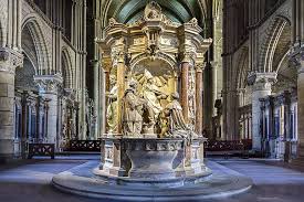 Bangunan monumental ini terdiri dari aula tengah melingkar di mana makam suci itu dihormati, dikelilingi oleh delapan kapel kecil dan empat halaman segitiga di sudut. Patung Makam Saint Remi Reims Basilika Iman Baptisan Clovis Pikist