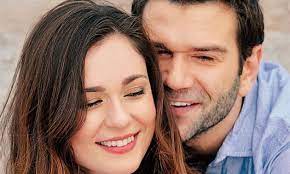 Η θάλεια ματίκα (4 ιουλίου 1978) είναι ελληνίδα ηθοποιός και σκηνοθέτης. 8aleia Matika Tasos Iordanidhs Me Poion Apo Toys Dyo Einai Demena Ta Paidia Toys Vid Newsbomb