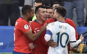 Pozisyon sonrası yaşanan şiddetli tartışma sonrası medel ve messi direkt kırmızı kartla. Copa America 2019 Gary Medel Agredio A Messi Y A Aficion Mediotiempo