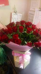 A Massive 50 Red Rose Bouquet Presented In A Vox And Finished Off With Bear Grass Fotograf
