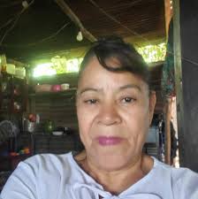 1 Timoteo 2:9-10 9 Asimismo que las mujeres se atavíen de ropa decorosa,  con pudor y modestia; no con peinado ostentoso, ni oro, ni perlas, ni  vestidos costosos, 10 sino con buenas