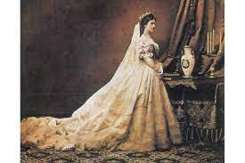 Hochzeitskleid sissi kaiserin duchess sissi brautkleider tüllrock corsage maggie sottero maddie. Sisi Die Kaiserin Die Lieber Elfenkonigin Sein Wollte Geo