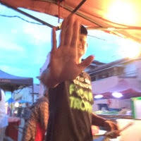 Suasana di ketiga lokasi pasar malam itu tampak sangat ramai, warga berkerumun seolah tidak ada jarak. Pasar Malam Segamat Segamat Johor