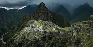 Die stad het 'n groot paleis en tempel wat opgedra is aan inka gode rondom 'n binnehof, met ander geboue vir werkers. Machu Picchu Photographs Fine Art America