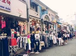 Oya, saya di insadong cuma beli sebiji scarf sutera seharga 5000krw, karena cuma barang ini lebih murah beli di korea pokoknya. 9 Tempat Belanja Baju Murah Di Korea Selatan Yang Harus Dikunjungi Alowisata