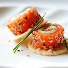 Recette Petits Roules Au Saumon Fume Et Avocat En Video Recette Recette Roule Saumon Aperitif Gourmand