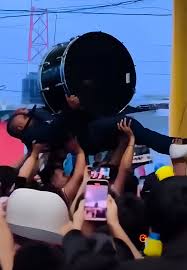 Mi mamá: ¿donde andará mi criatura? Yo en el carnaval 🤣😂