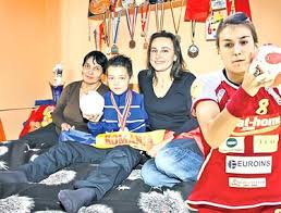 Cristina georgiana neagu ( roemeense uitspraak: Familia Cristinei Neagu Le IncurajeazÄƒ Pe Handbalistele Tricolore Capul Sus Libertatea