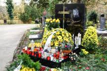 Zemřela maminka legendární evy pilarové. Eva Pilarova Ma Hrob Na Malvazinkach Od Pomniku Karla Gotta Ji Deli Par Metru Aplausin Cz