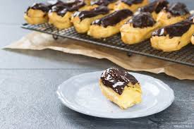 Lockerer Brandteig Gefuellt Mit Einer Italienischen Crema Diplomatica Und Ueberzogen Mit Zartbitterganache In 2020 Eclair Rezept Rezepte Kochen Und Backen