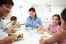 Makan bersama keluarga tidak hanya duduk dan makan bersama dalam suasana diam, melainkan untuk terhubung dengan satu sama lain. Pentingnya Makan Bersama Keluarga Di Rumah