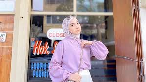 Warna marun dapat memberikan perpaduan dua warna yang berbeda dan cukup ekstrem. Tips Melakukan Mix And Match Hijab Pakai Outfit Warna Lilac Avanascarf