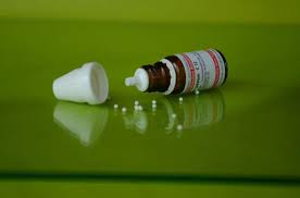 Die homöopathische anamnese bezeichnet das gespräch zwischen behandler und patient, in der grundprinzip ist, dass eine homöopathisch aufbereitete ausgangssubstanz gleichmäßig über kügelchen aus saccharose aufgetragen wird. Homoopathie Bei Autismus Erfahrungsbericht Ein Jahr Danach Muttis Nahkastchen