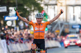 Annemiek van vleuten expressed mixed feelings about securing the silver medal in the women's road race at the tokyo olympics. Annemiek Van Vleuten Reed Een Solo Voor De Eeuwigheid Nrc