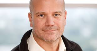 Footways omsättning halverad