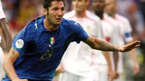 Und so bleibt auch das rätsel, was materazzi zum zu einer öffentlichen aussöhnung zwischen zidane und materazzi kommt es übrigens nie. Zidanes Kopfstoss Deine Schwester Ware Mir Lieber Fussball Faz