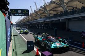Photo Genesis et Aston Martin se montrent aux essais libres des 6 heures ...