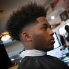 Pour les coupes de cheveux d'un homme noir, il y a beaucoup d'options à prendre. 1