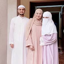 Nampaknya kisah putus cinta di antara sherry ibrahim dan juga fattah amin tidak berkesudahan apabila ada pihak yang menyampaikan kepada ruangan cik pang di harian metrobahawa keakraban di antara mira filzah dan juga fatah menjadi punca. Sah Neelofa Dirisik Pu Riz Bakal Nikah Pada Penghujung Mac 2020 Sensasi Selebriti